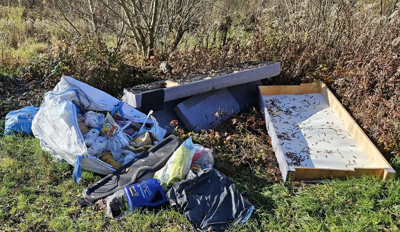 Okolica mostu na Kamiennej tonie w odpadach. Ktoś zrobił sobie tam wysypisko śmieci