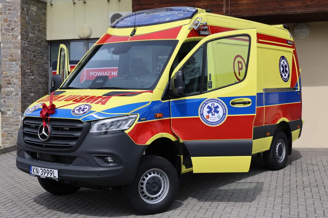 Koniec z wysłużonym ambulansem. Ratownicy z Łososiny Dolnej mają nowy pojazd