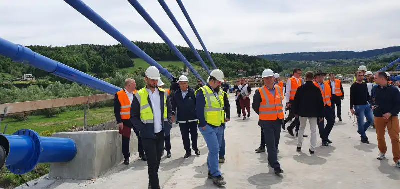 Budowa mostu w Kurowie: Trwa betonowanie ostatniego pylonu i podwieszanie want. Nową przeprawą przejedziemy już jesienią