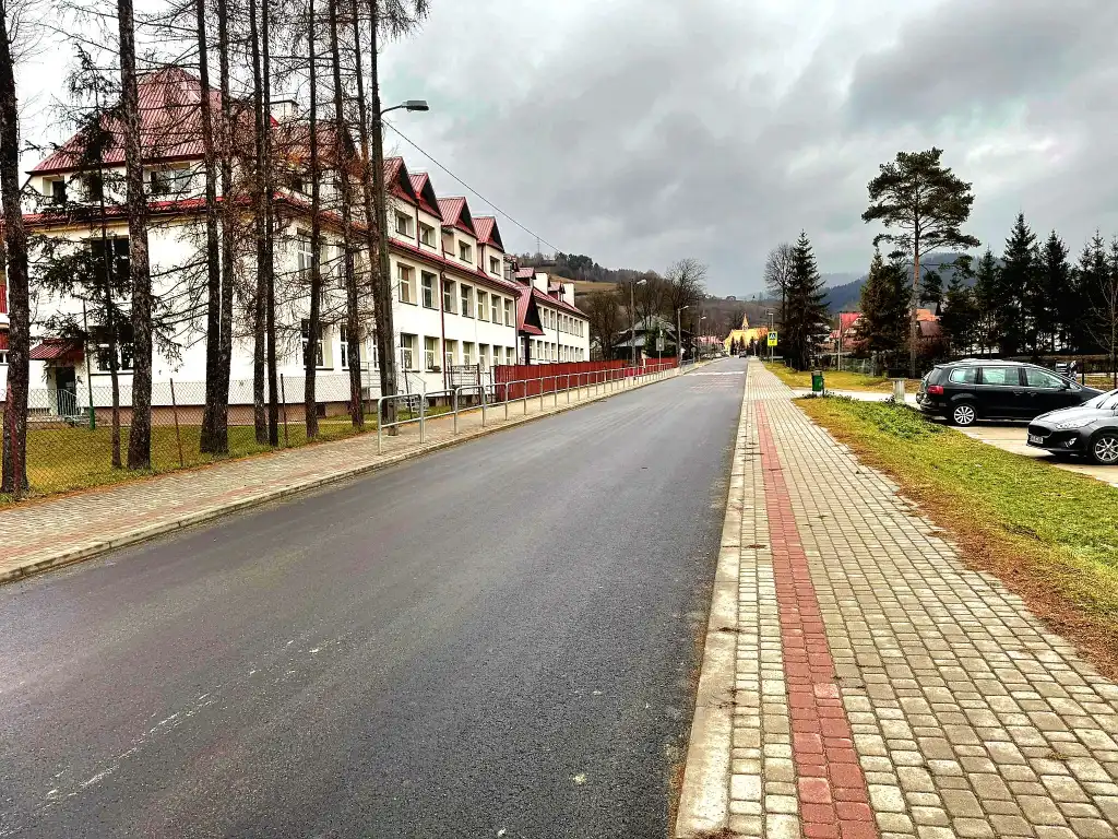 Droga w Łomnicy-Zdroju gotowa. Nowa nawierzchnia i chodniki