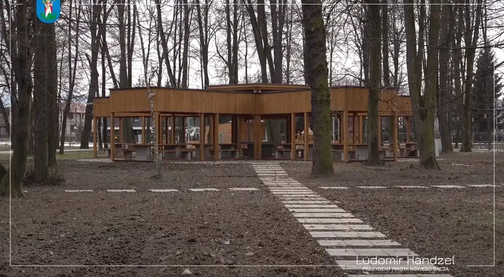 Trwają prace związane z budową ogrodzenia i piłkochwytów przy kortach tenisowych w Parku Strzeleckim