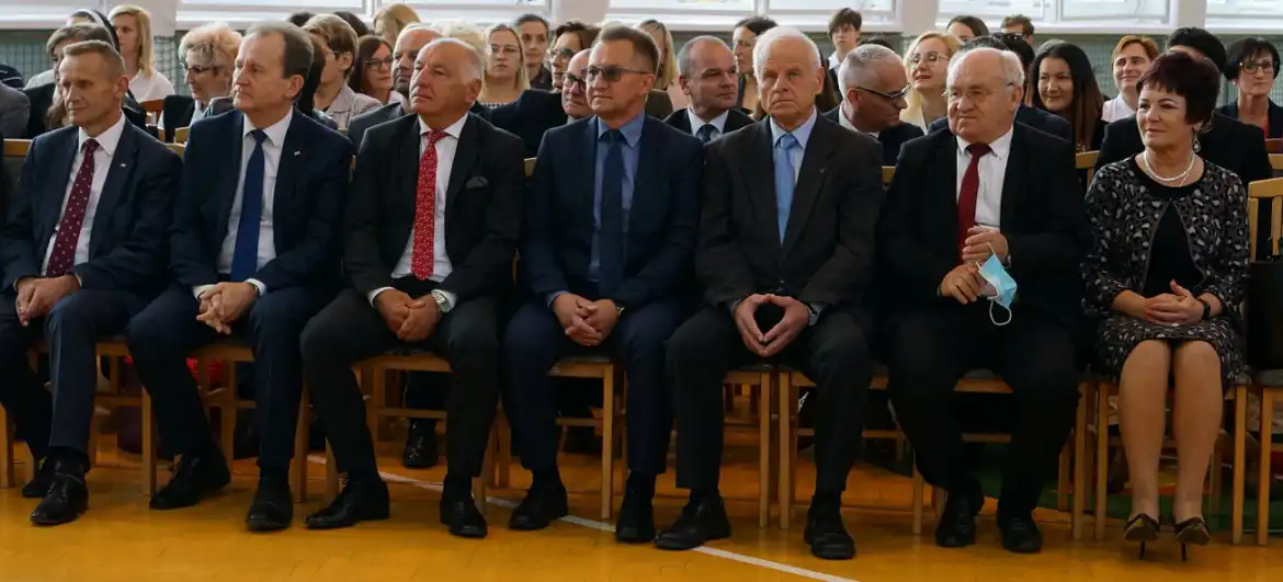 Ślubowanie pierwszoklasistów i otwarcie nowego boiska w nawojowskim ZSP