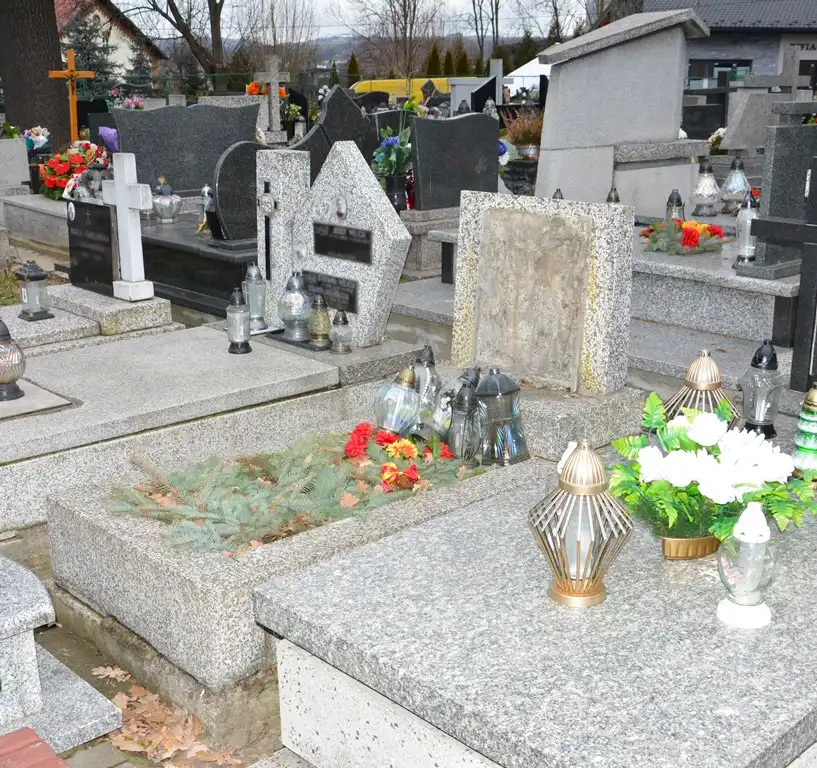 Nowy Sącz: Dwóch mężczyzn ukradło tablicę nagrobną znanego historyka. Są już w rękach Policji