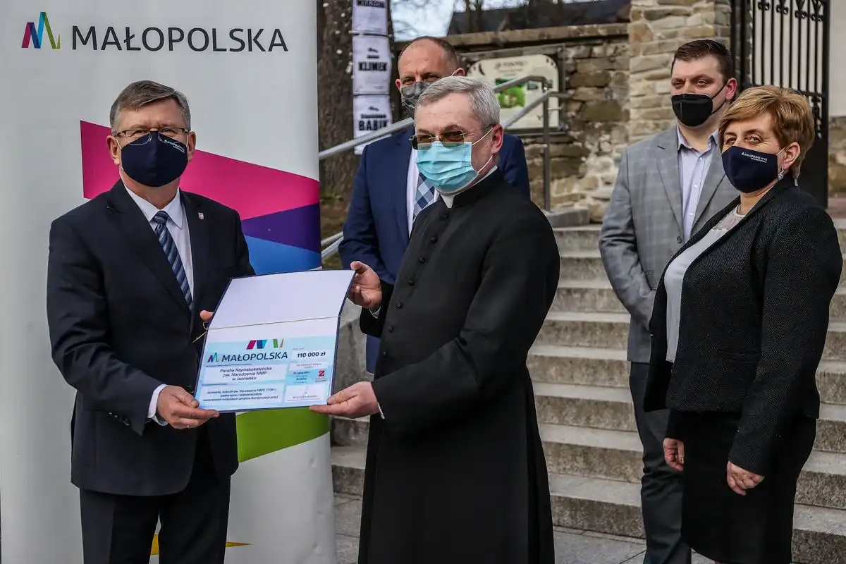 Parafia pw. Narodzenia Najświętszej Maryi Panny w Jazowsku z promesą na kontynuacje prac konserwatorskich