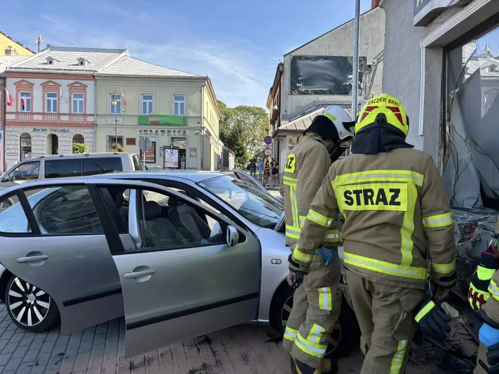 Groźny wypadek w centrum Grybowa. Ranna jedna osoba