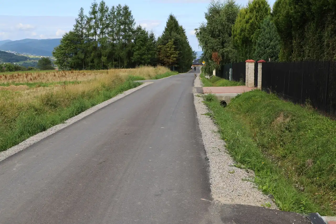 Zakończył się remont drogi gminnej Siekierczyna - Raszówki – Jabłoniec