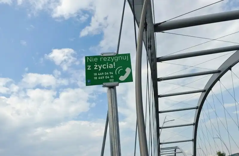 Nowy Sącz stawia na wsparcie. Na moście heleńskim pojawiły się tablice z pomocą dla osób w kryzysie