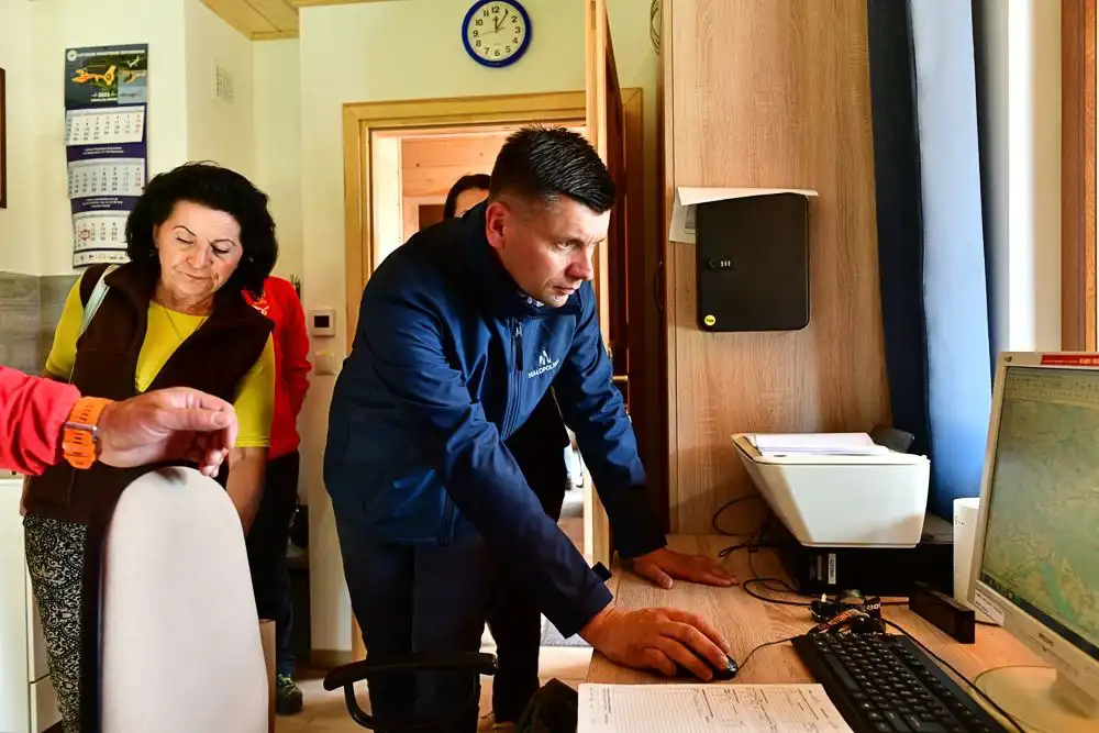 Na Turbaczu otwarto dyżurkę GOPR. Podczas wydarzenia wręczono promesy przedstawicielom ratownictwa górskiego z Małopolski