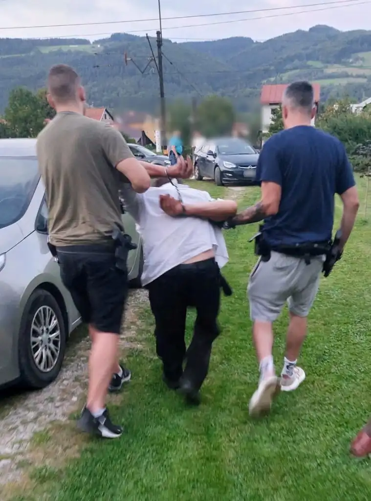 Śmiertelnie pobili 75-latka. Sprawcy zatrzymani podczas pościgu na terenie gminy Stary Sącz