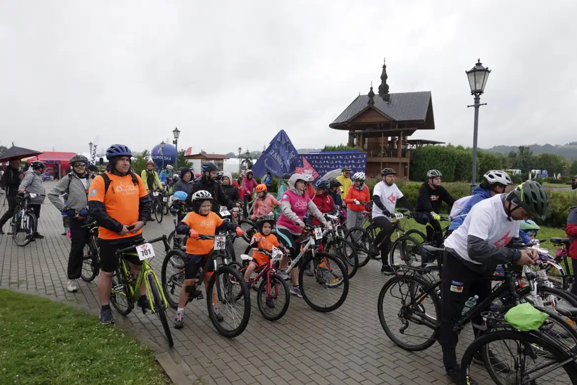 Nie zatrzymał ich deszcz. W rajdzie rowerowym Małopolska Tour wystartowało kilkuset zawodników