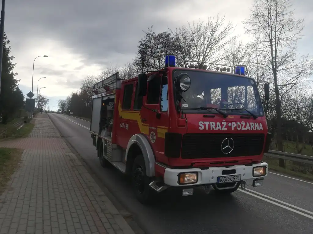 Kolizja dwóch samochodów w Siedliskach. Szybka interwencja straży pożarnej