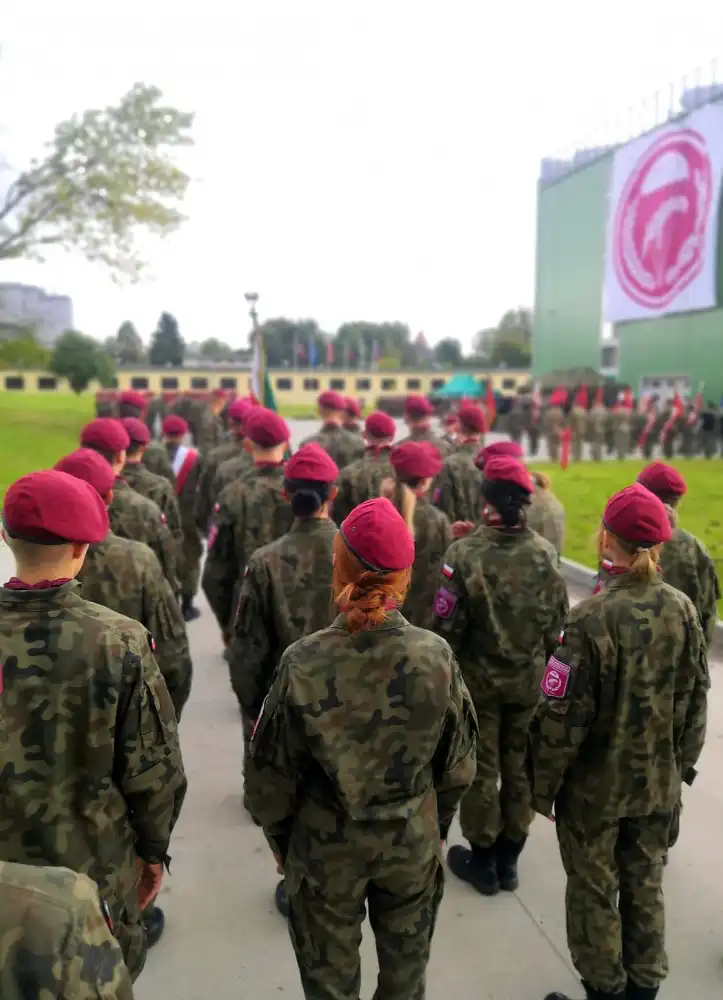 Uczniowie ZS w Marcinkowicach wzięli udział w uroczystościach z okazji Święta 6. Brygady Powietrznodesantowej w Krakowie