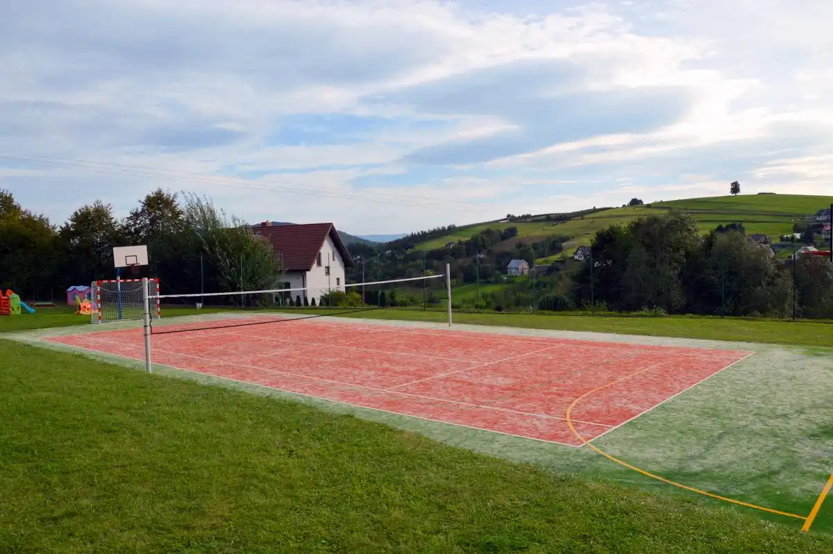 Boisko sportowe przy Szkole Podstawowej w Rąbkowej po modernizacji