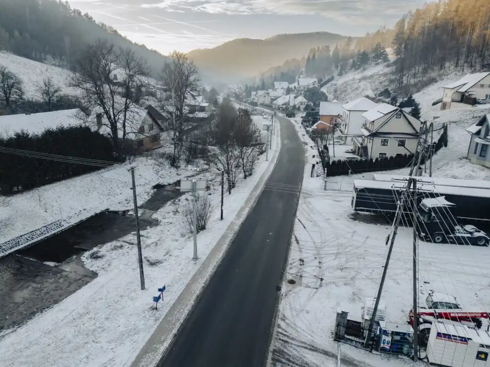 Blisko 1,6 kilometra nowej nawierzchni. Ważna inwestycja drogowa w Żegiestowie zakończona