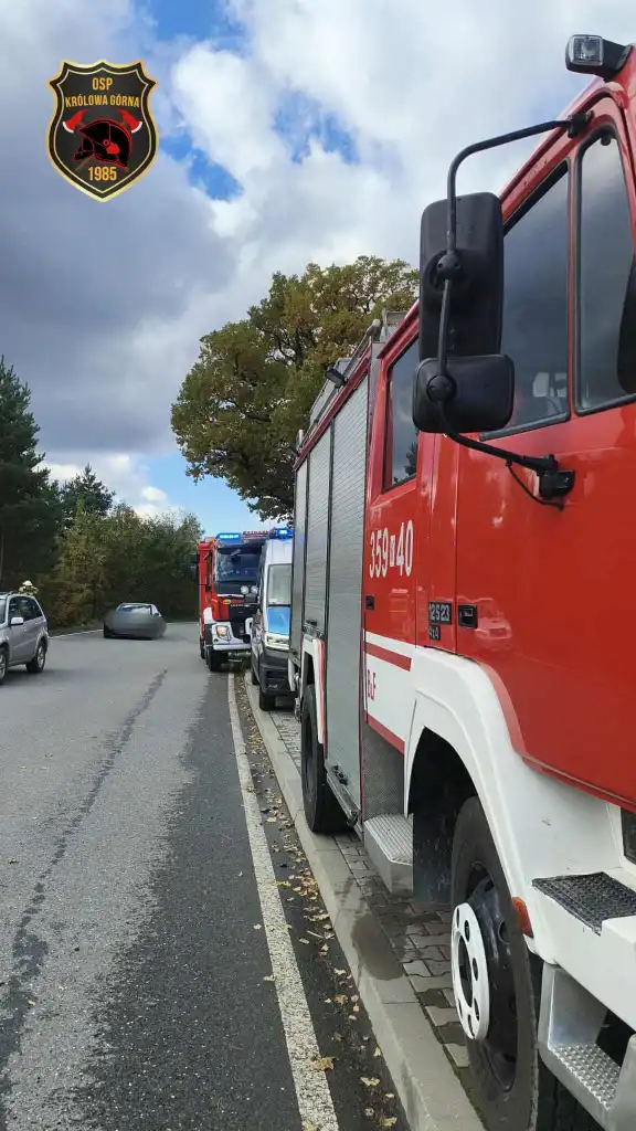 Kolizja w Królowej Górnej: BMW wpadło w poślizg i uderzyło w drugi samochód