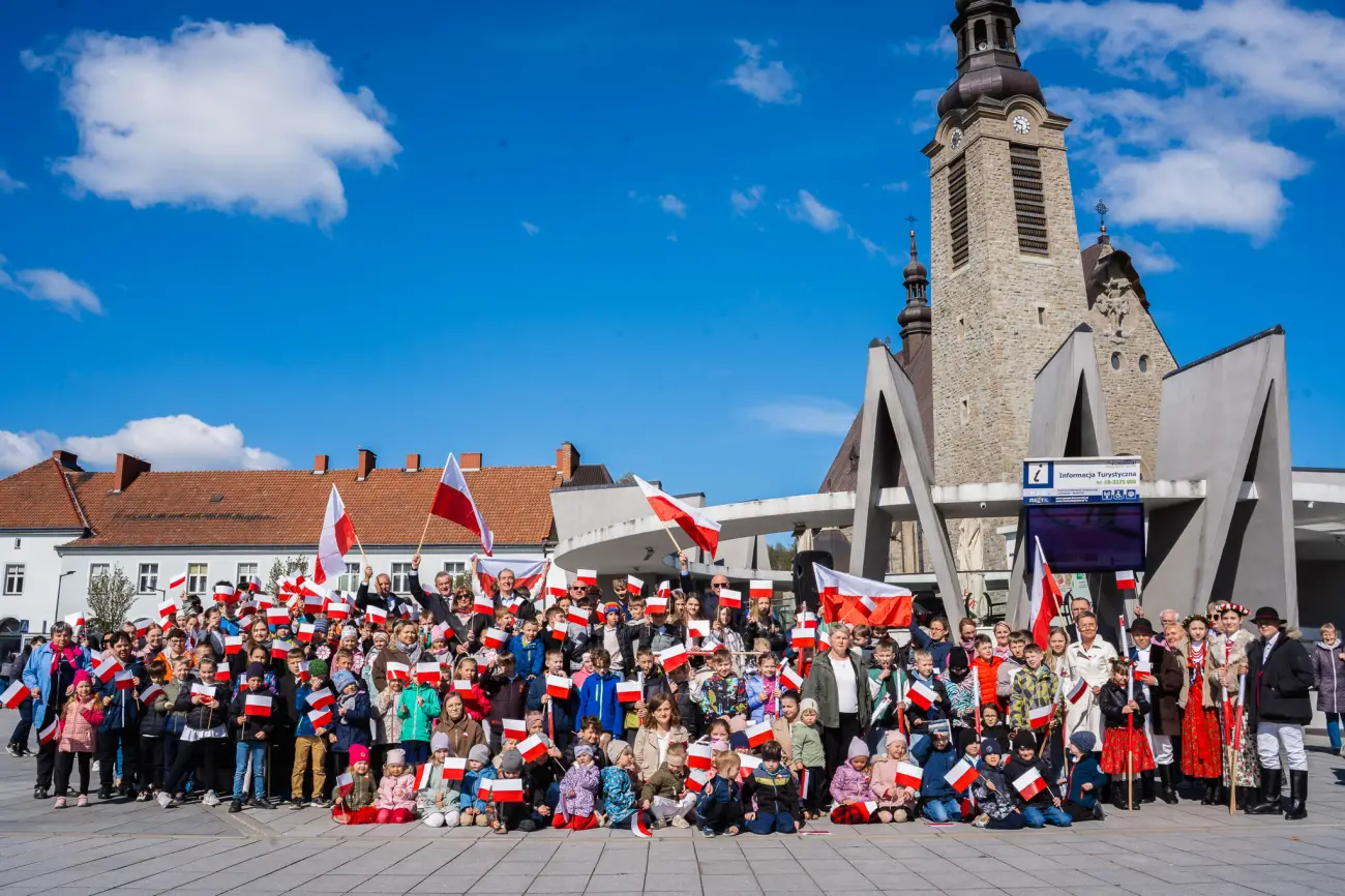 Biało-czerwony rynek w Limanowej. Mieszkańcy uczcili Święto Flagi
