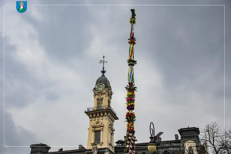 Na nowosądeckim rynku stanęła 24-metrowa palma wielkanocna