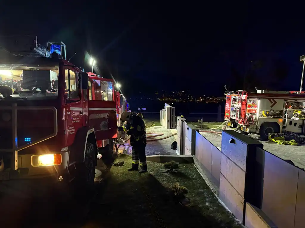 Pożar dachu domu w Podłopieniu. W akcji kilka zastępów straży