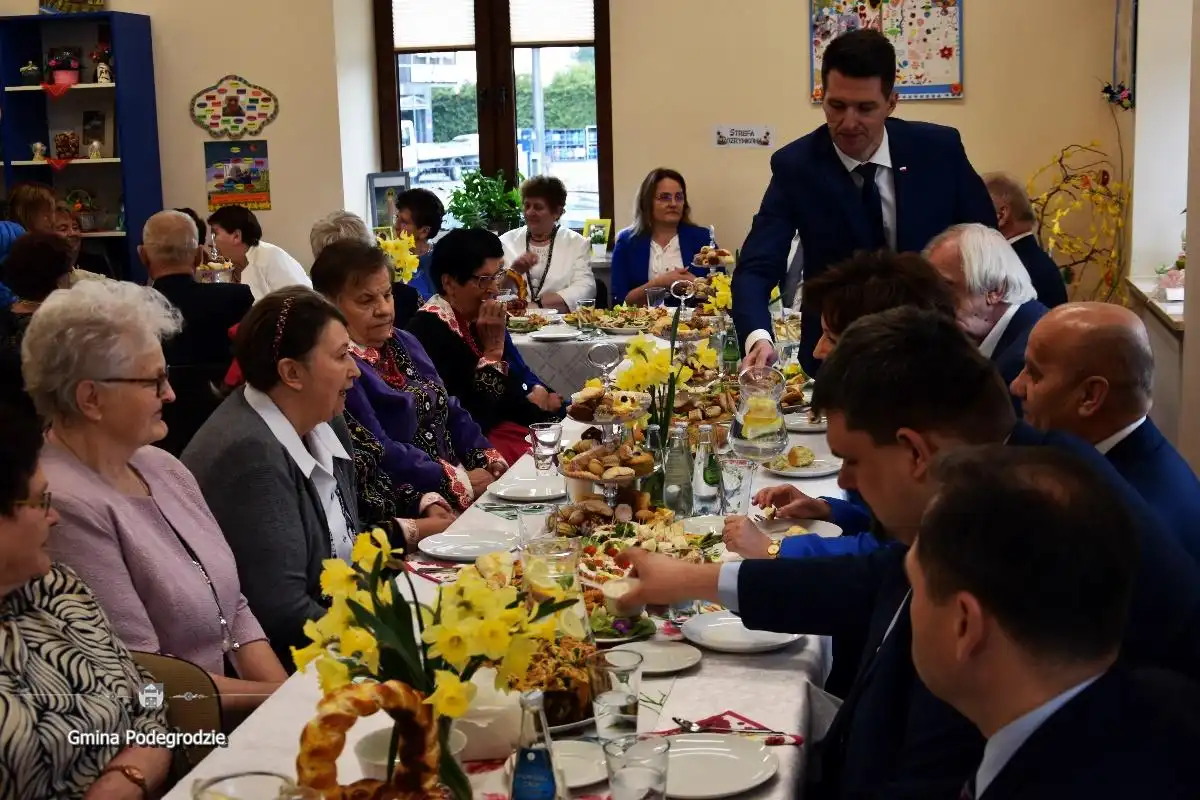 Minister Rodziny i Polityki Społecznej Marlena Maląg odwiedziła seniorów Gminy Podegrodzie