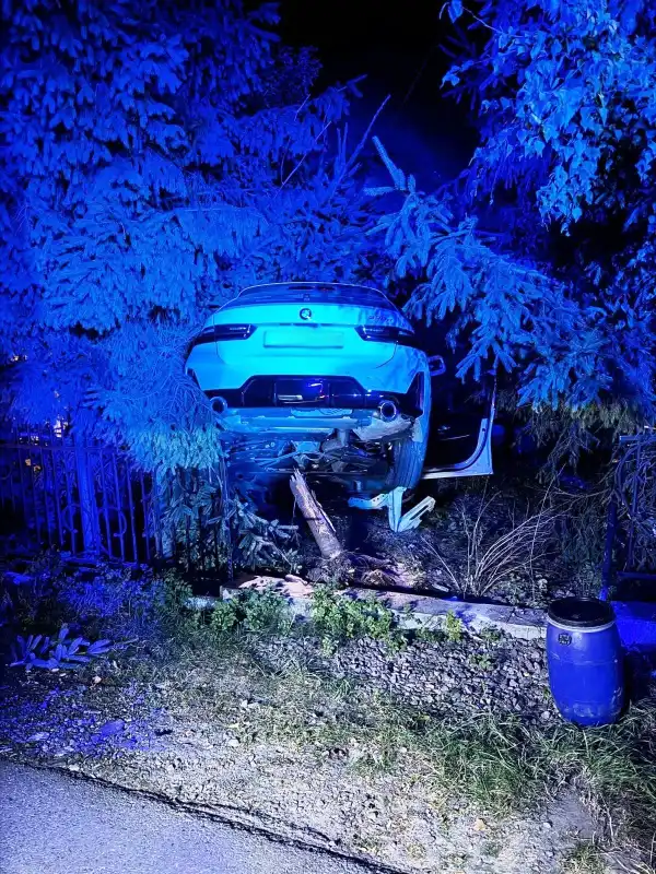 Groźny wypadek w Nowym Sączu. BMW wjechało w słup energetyczny