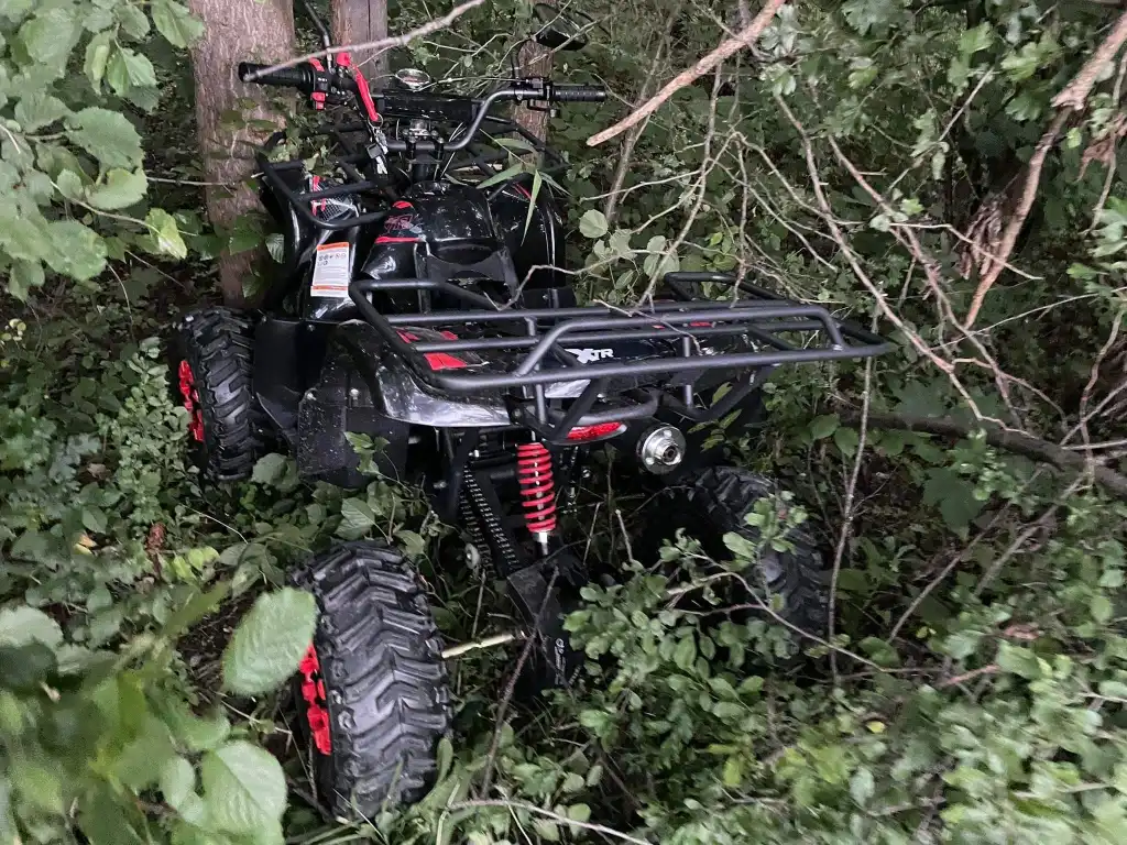 Wypadek w Czerńcu. Quad uderzył w drzewo. Jedna osoba trafiła do szpitala