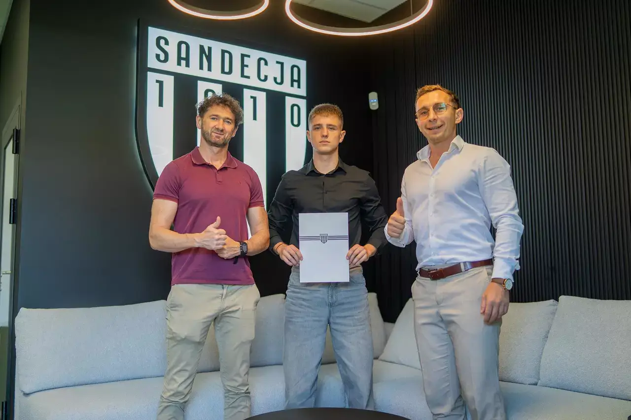Kolejny talent zostaje w Sandecji. 16-letni piłkarz podpisał profesjonalny kontrakt