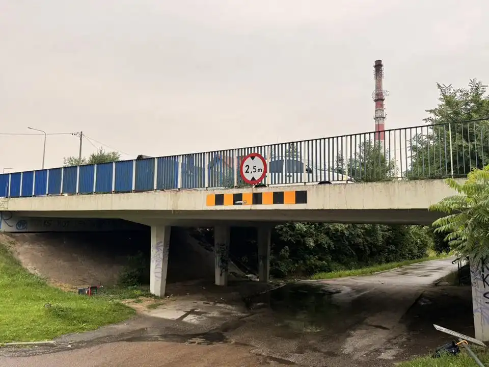 Mostki w Nowym Sączu do remontu - zniszczone barierki i schody