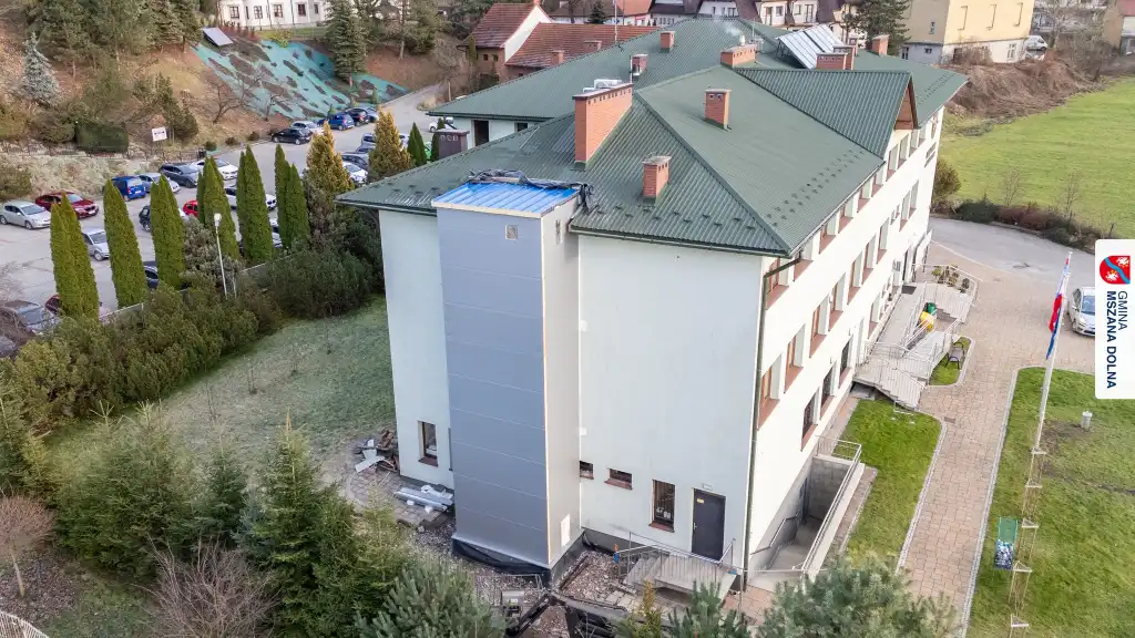 Przy Urzędzie Gminy Mszana Dolna powstaje winda dla osób z niepełnosprawnościami