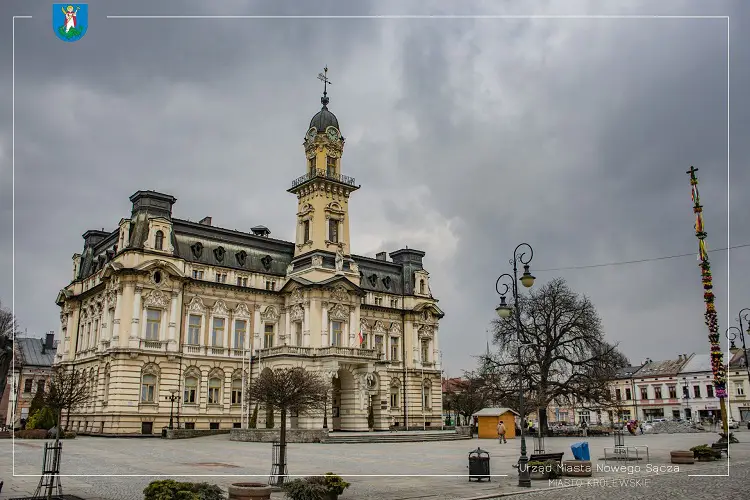 Na nowosądeckim rynku stanęła 24-metrowa palma wielkanocna