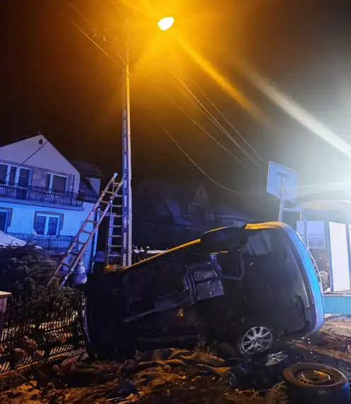 Wypadek na DW981 w Stróżach. Strażacy ewakuowali kierowcę z uszkodzonego pojazdu