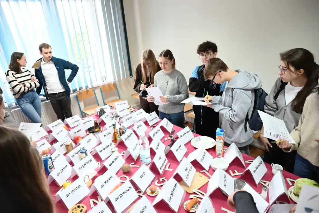 Młodzież odkrywa świat języków obcych podczas Dnia Otwartego ANS