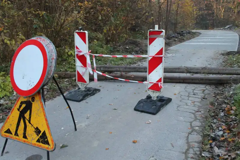 Nieznany sprawca uszkodził nowo wybudowany odcinek drogi w Łyczanej