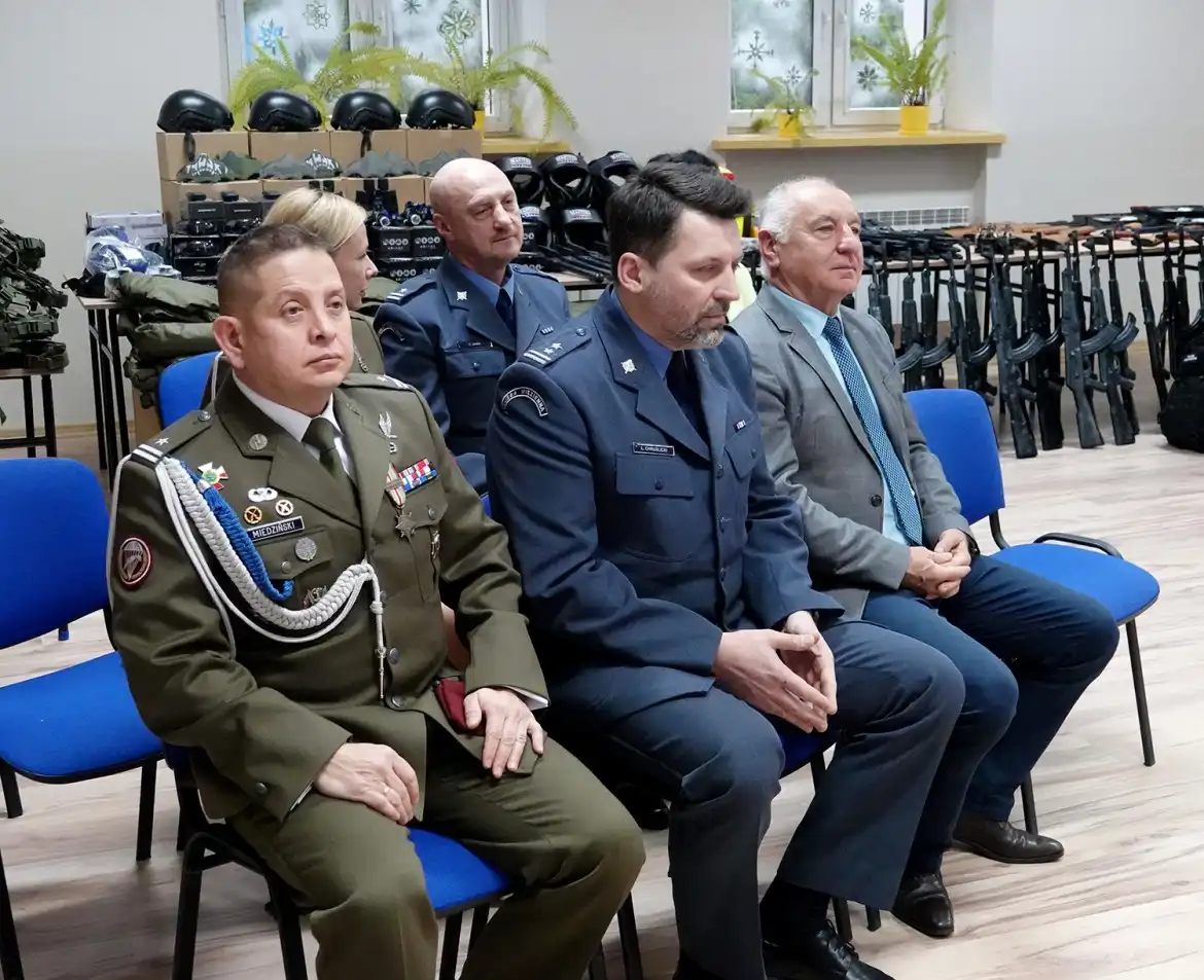 Uczniowie klasy wojskowej ZS w Marcinkowicach otrzymali mundury i sprzęt