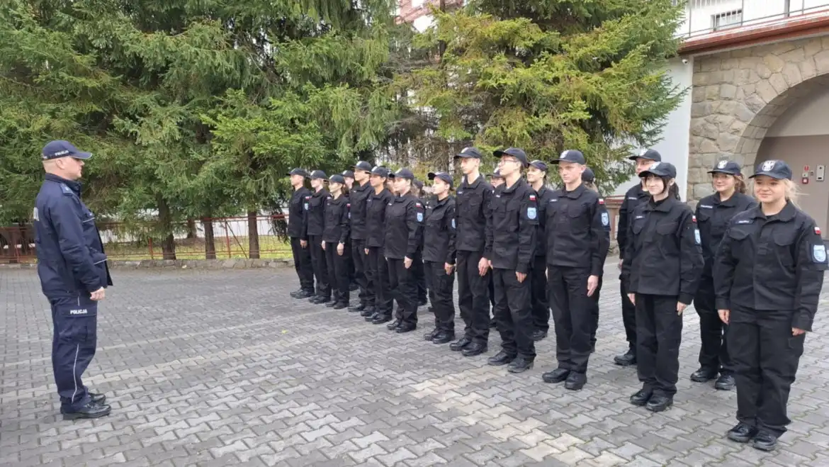Musztra w praktyce. Klasa mundurowa z Marcinkowic szkoli się pod okiem policji