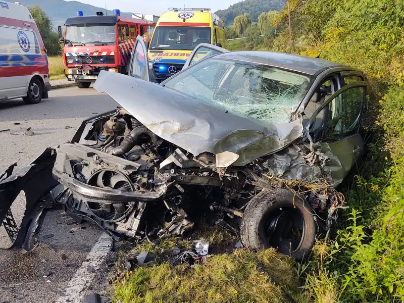 Wypadek w Tęgoborzy. Autokar zderzył się z osobówką. Dziecko trafiło do szpitala