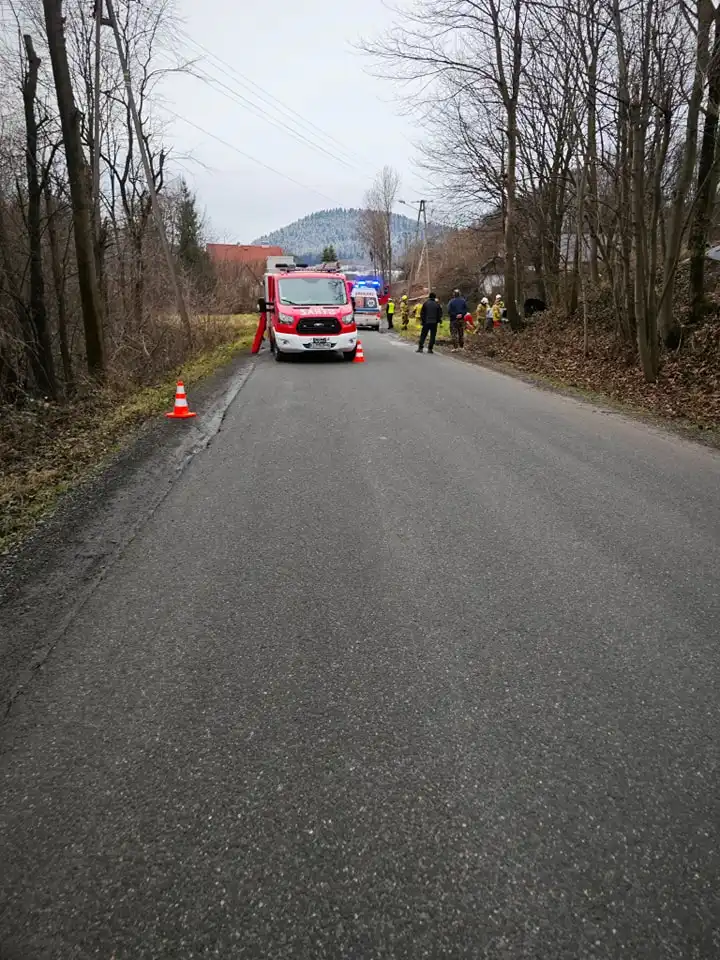 Wypadek w Woli Skrzydlańskiej. Samochód rozbił się o drzewo, jedna osoba ranna