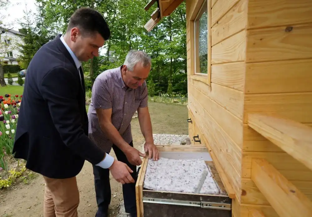 Wicemarszałek Łukasz Smółka wręczył czeki laureatom tegorocznej edycji Konkursu „Małopolska Pszczoła”