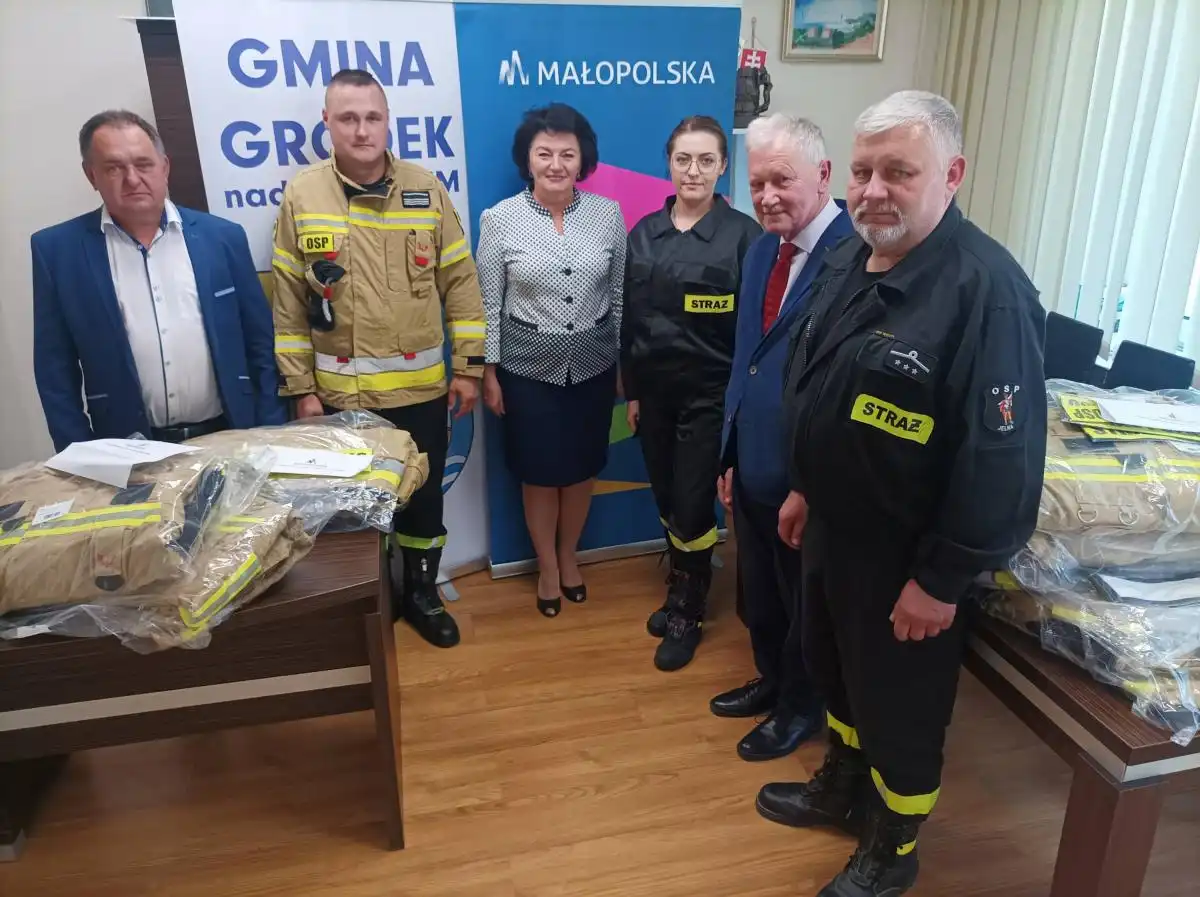 Strażacy z OSP Gródek nad Dunajcem otrzymali osiem kompletów ubrań specjalnych