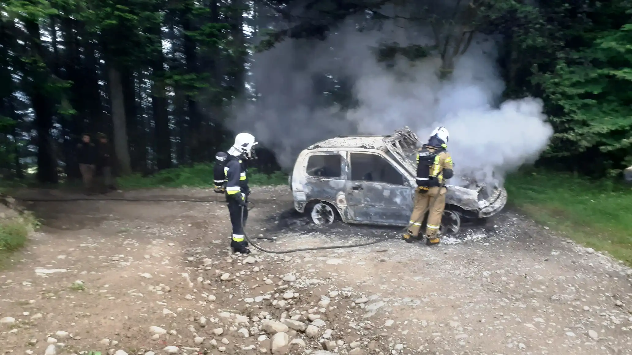 Pożar osobówki w Gaboniu. Auto znajdowało się w bliskim sąsiedztwie lasu