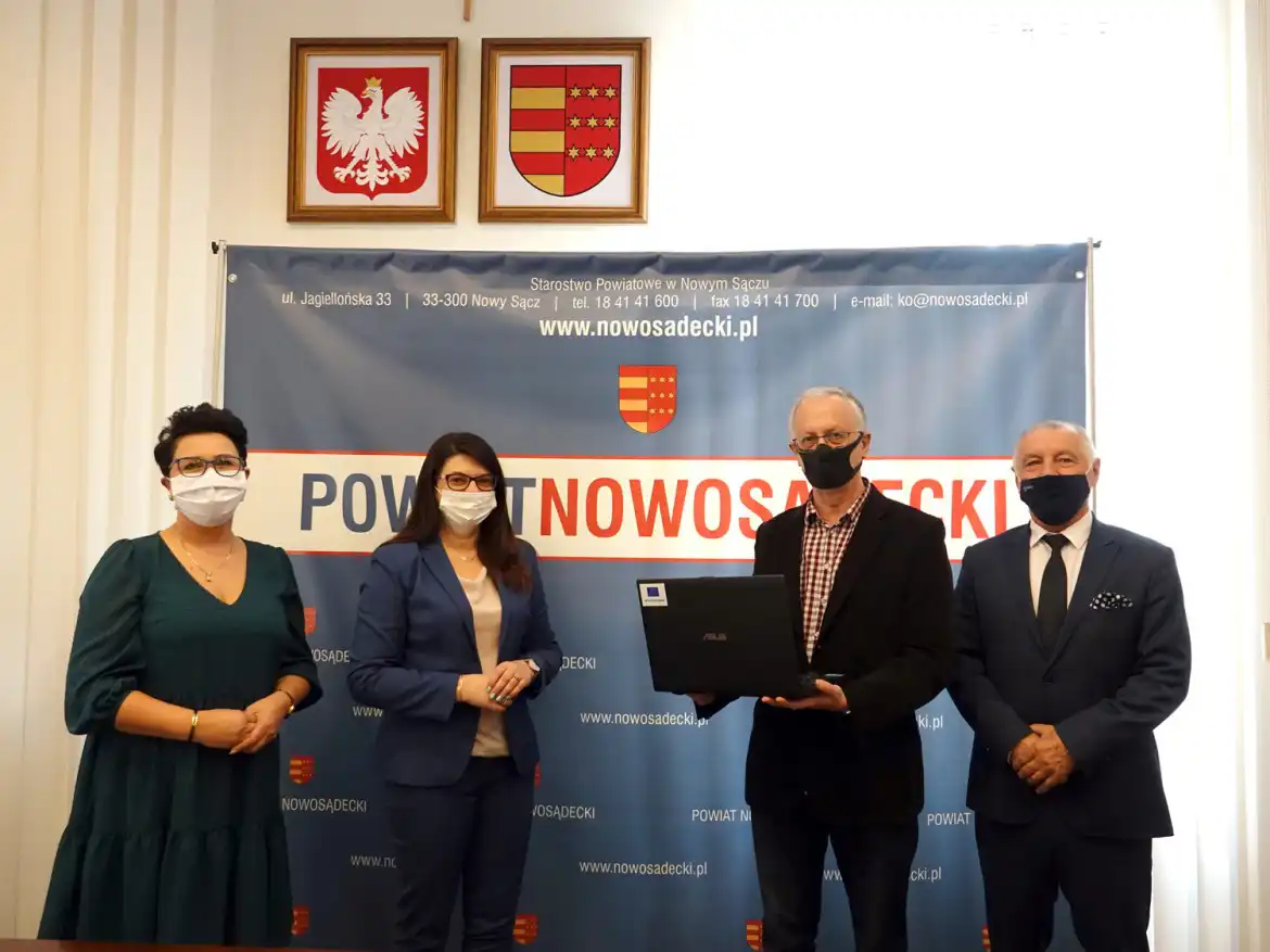 Komputery od starostwa trafiły do uczniów szkół powiatowych