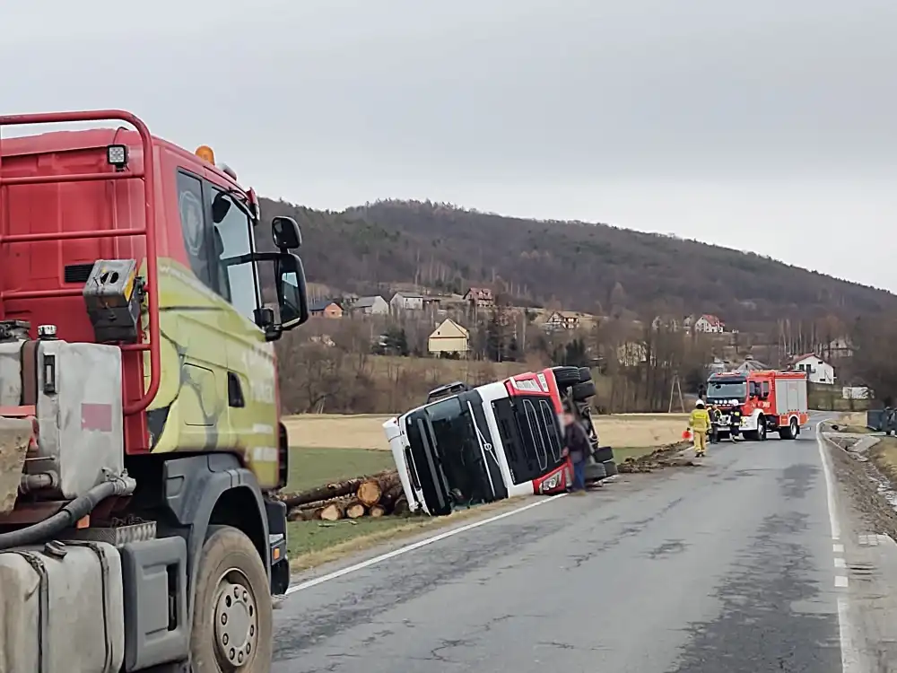 Łęki: Ciężarówka wioząca drewno wywróciła się
