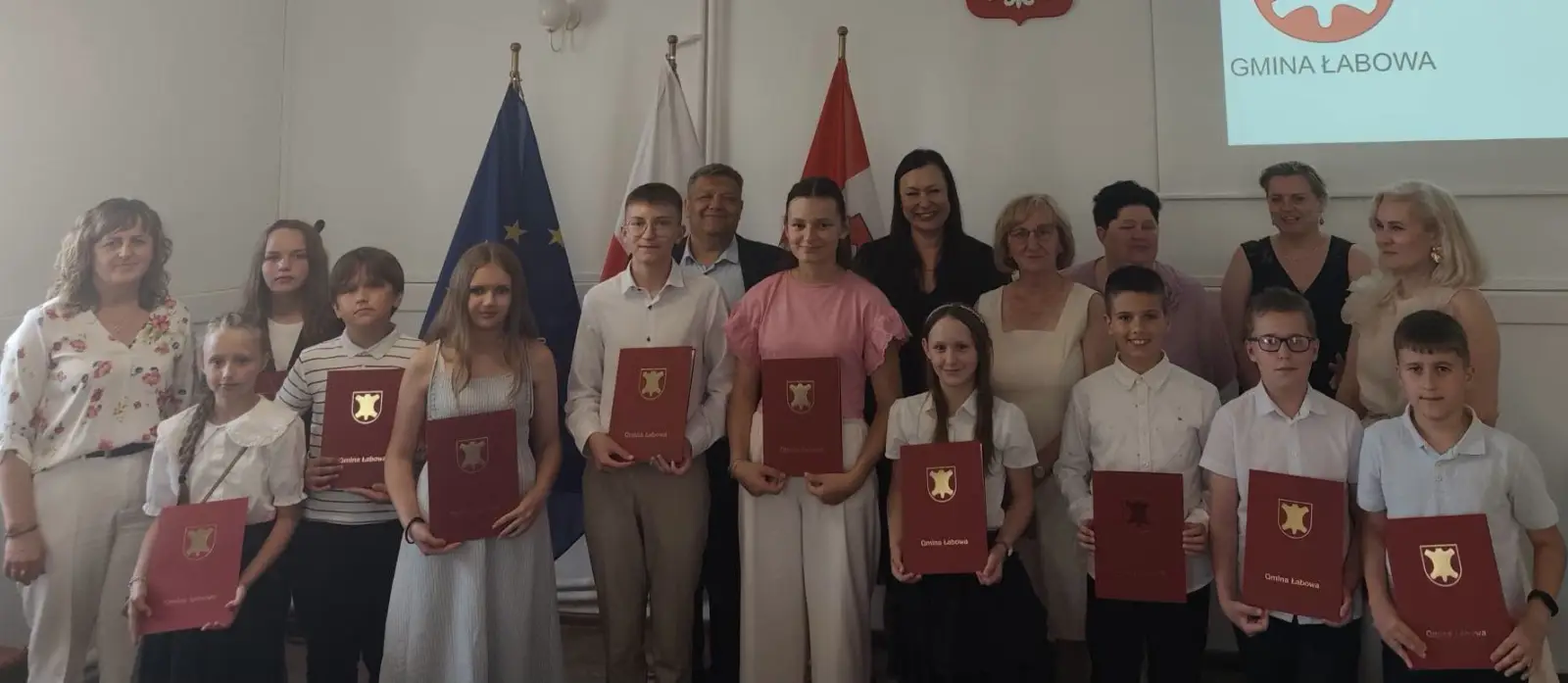 Najlepsi uczniowie z gminy Łabowa nagrodzeni. Dwie osoby zdobyły średnią 6,0