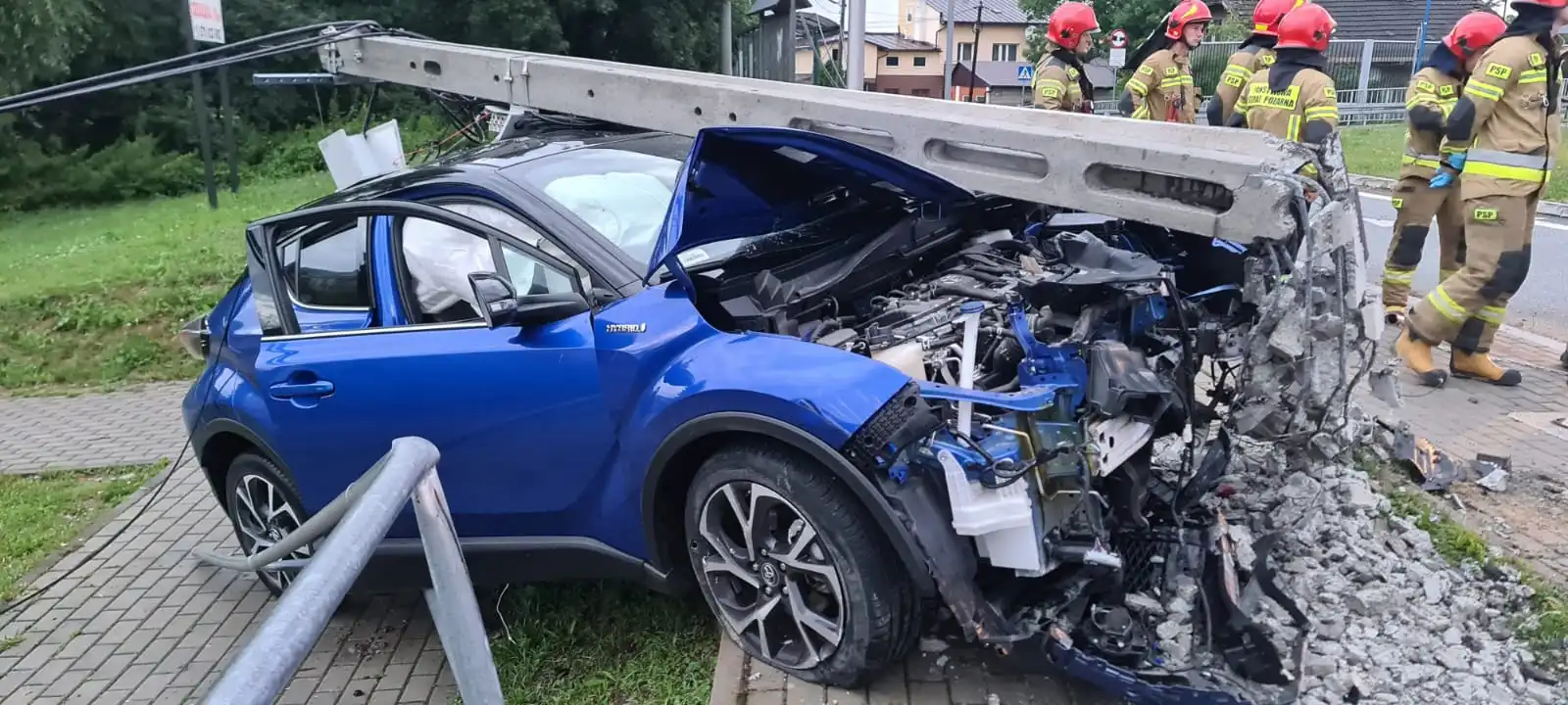 Wypadek na ul. Krakowskiej w Nowym Sączu. Samochód osobowy uderzył w betonowy słup