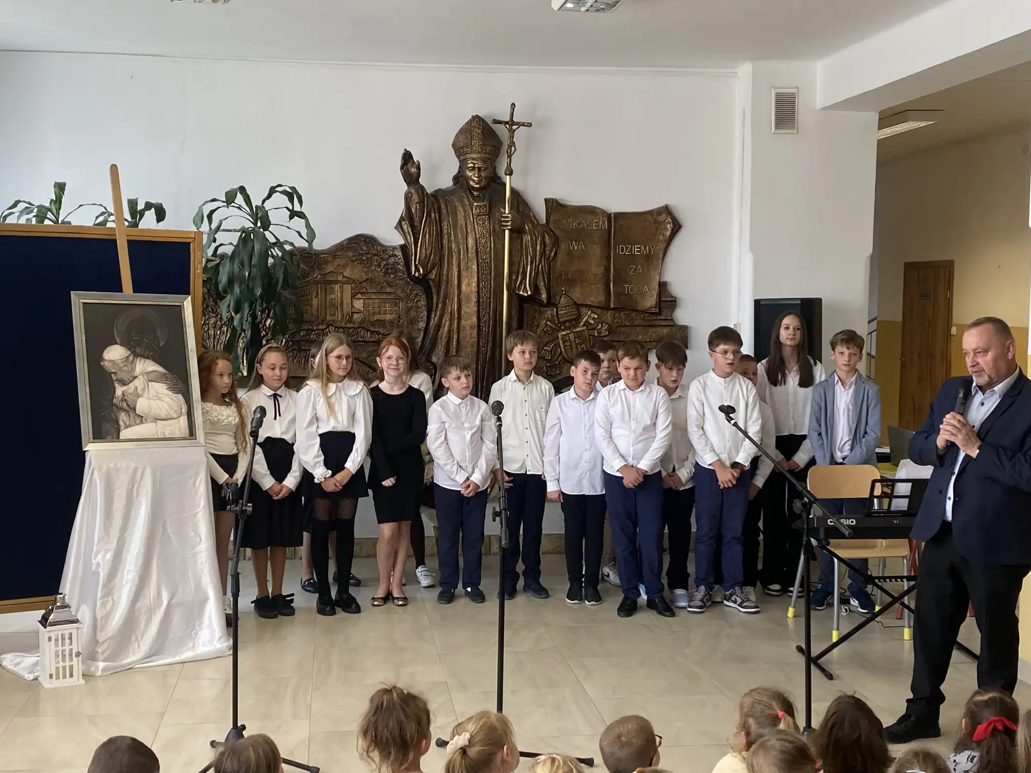 „Prorok nadziei” w szkolnych murach. Uczniowie z Męciny uczcili Dzień Papieski
