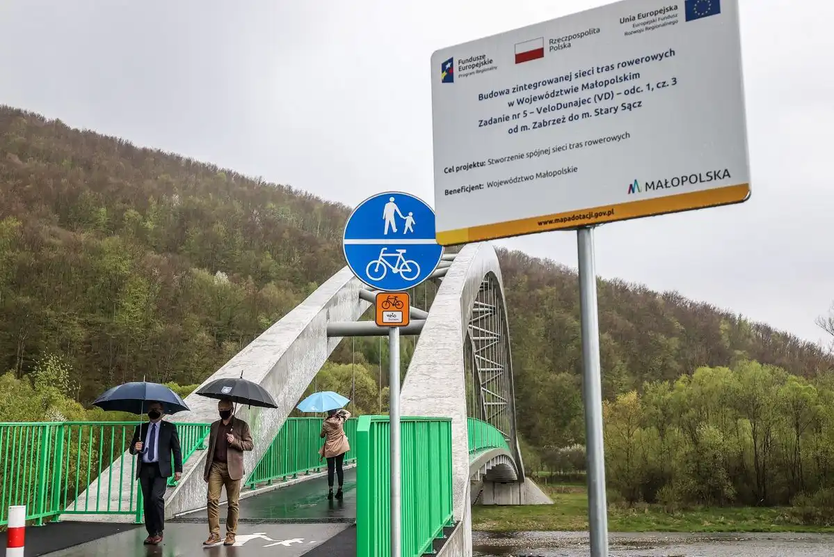 Trwa rozbudowa tras rowerowych na Sądecczyźnie. W lipcu zostaną oddane do użytku dwie kolejne kładki