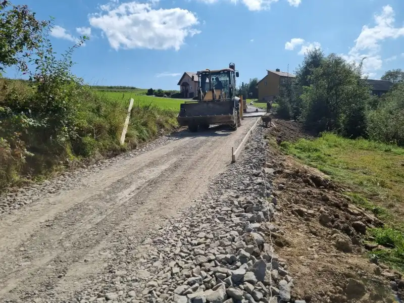 W Gminie Korzenna przybywa betonowych dróg