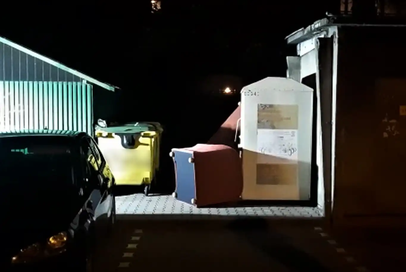 Okradł ponad setkę kontenerów z używaną odzieżą. Sądeccy policjanci zatrzymali obywatela Słowacji