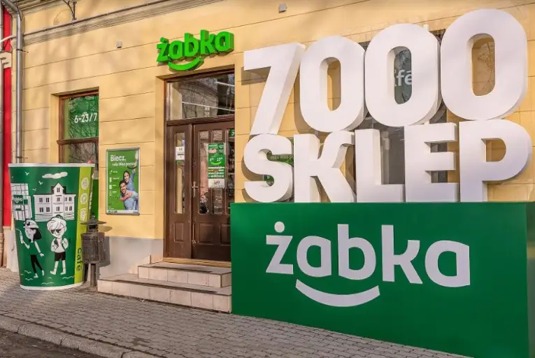 Żabka coraz bardziej lokalna. 7-tysięczny sklep sieci otwarty w zabytkowym Bieczu