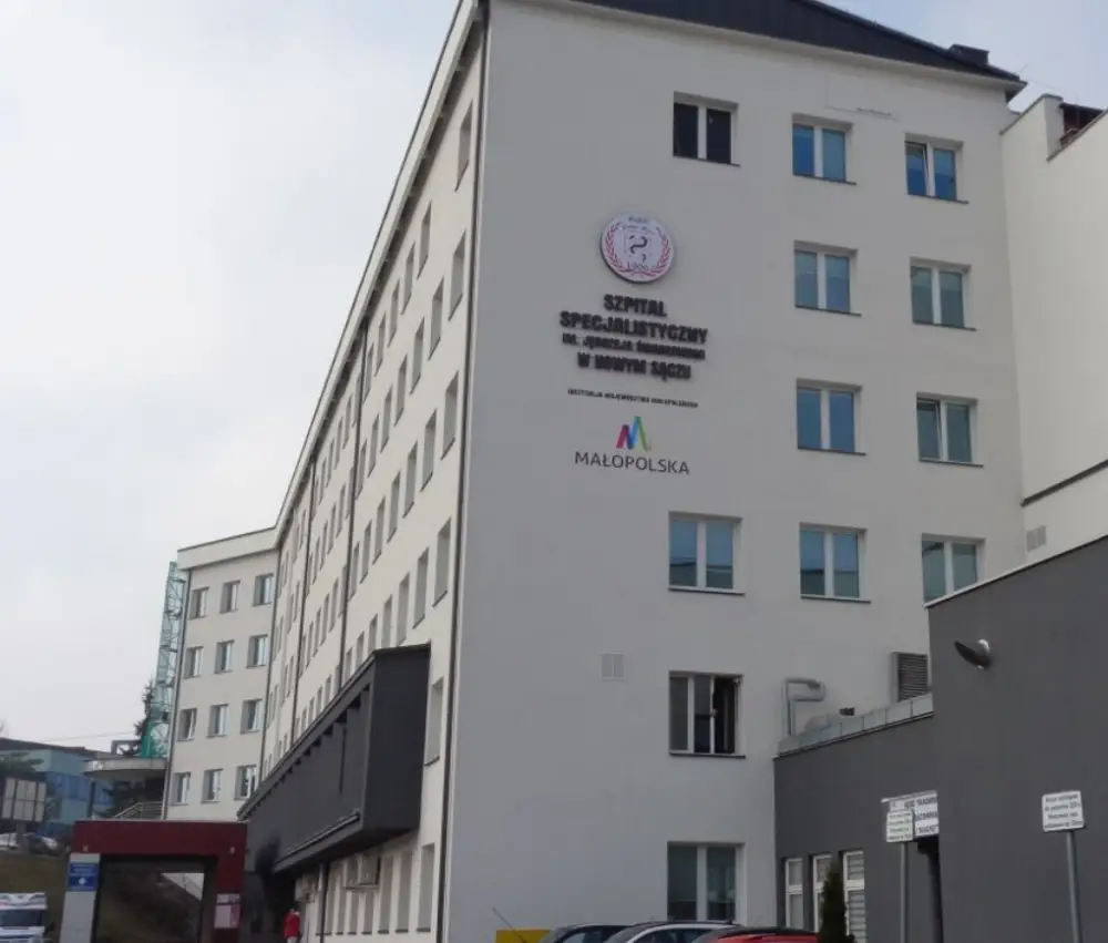 Trwa modernizacja sądeckiego szpitala. Elewacje i dachy przechodzą metamorfozę