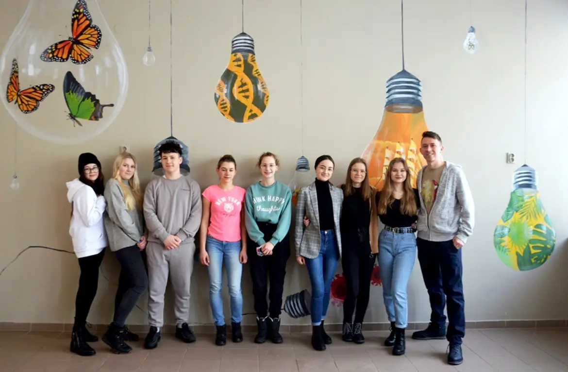 Mgr Mors i uczniowie starosądeckiego LO w dwa dni stworzyli niezwykły mural w sali biologicznej